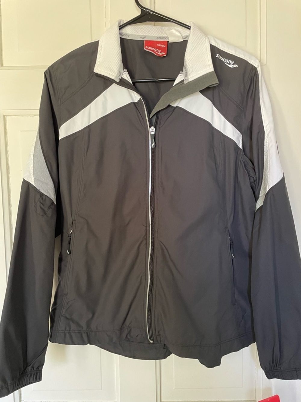 Saucony Black & White Ethereal Jacket